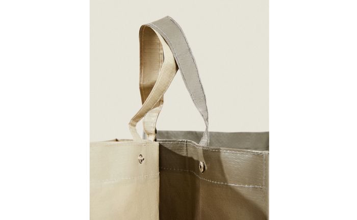 Detalle de las asas y corchetes de las bolsas de reciclaje rebajadas de Zara Home