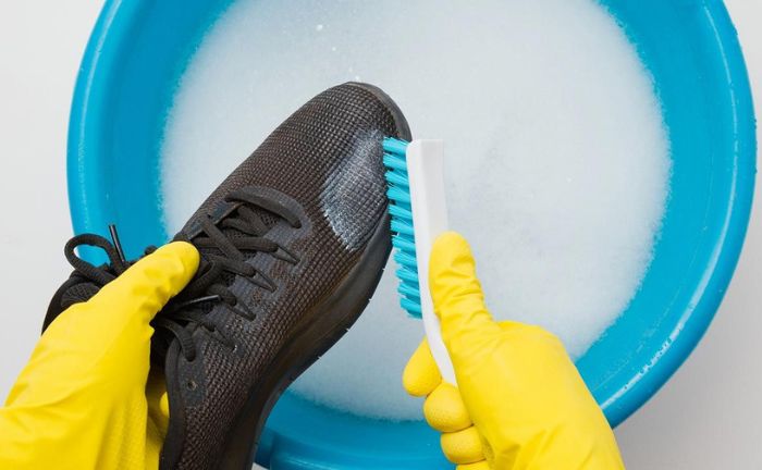 Para conseguir una limpieza óptima de tus zapatillas Skechers, debes de tener especial precaución con el tipo de material con el que han sido confeccionadas