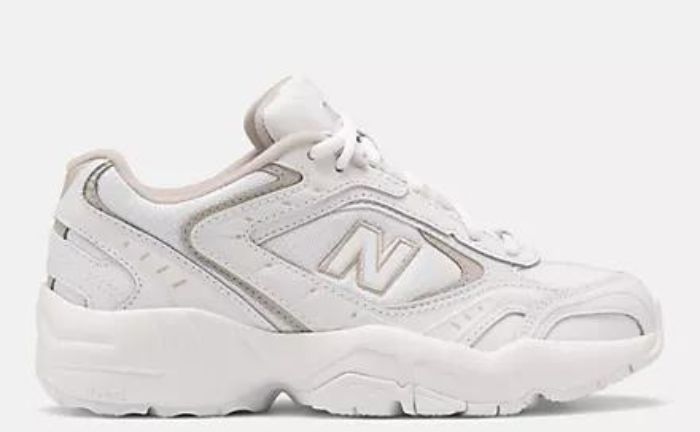 La New Balance 452 destaca por su estética chunky muy similar a los modelos de zapatillas de la década de los 90