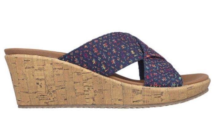 Las sandalias Skechers Beverlee- Malibu Hour cuenta con unas tiras cruzadas en color azul marino con detalles multicolores