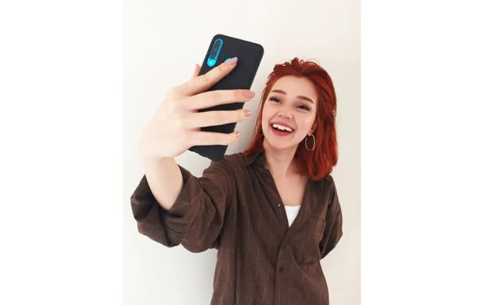 Una joven haciéndose un selfie