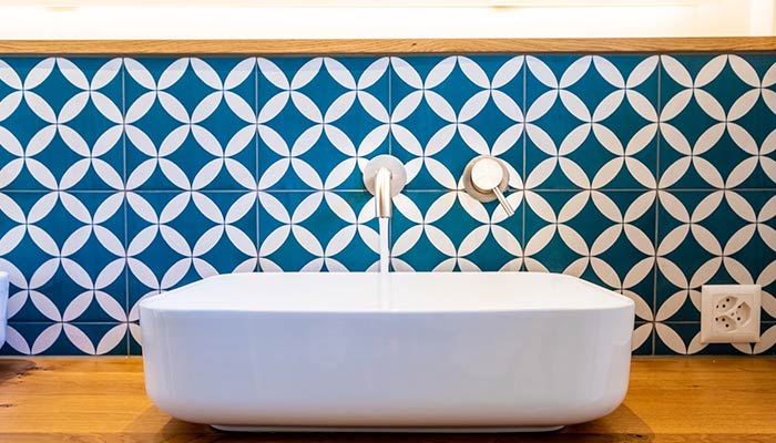 pared de lavabo con azulejo ceramico
