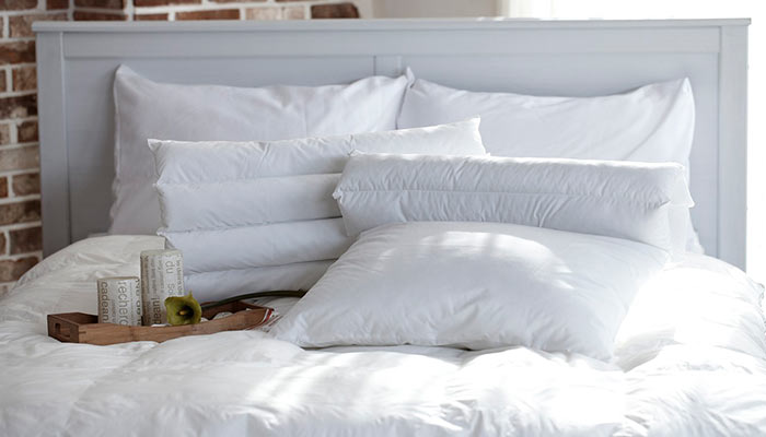 dormitorio con textiles blancos
