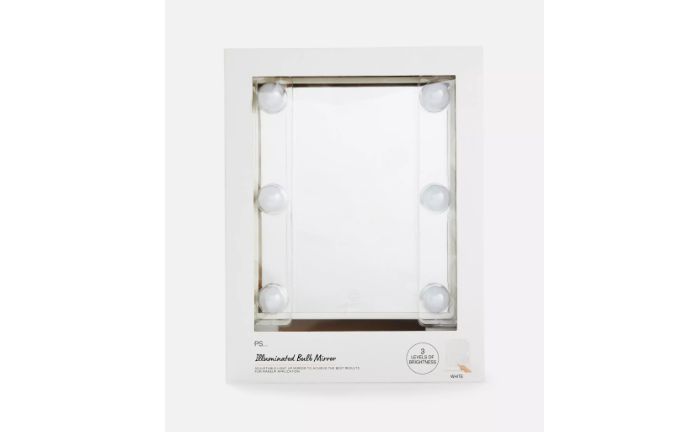 Espejo con bombillas de Primark Home en su embalaje
