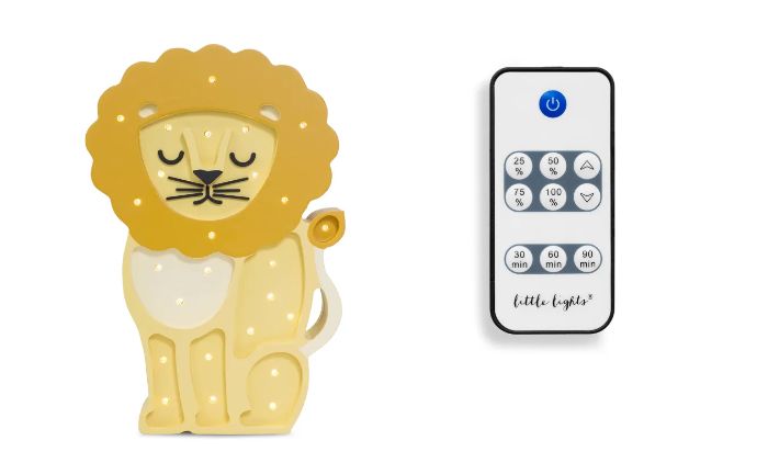 Lámpara infantil de madera en forma de león de H&M Home y su mando a distancia