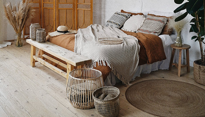 dormitorio en madera y mimbre
