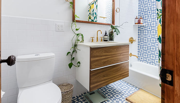 baño con mueble suspendido y azulejo de color