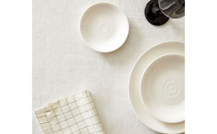 Algunas piezas de la vajilla de porcelana blanca con efecto moteado de Zara Home