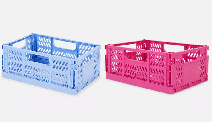 Caja plegable de plástico de Primark Home en azul claro y en rosa