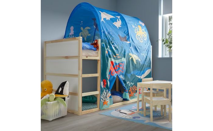 Dormitorio infantil con la cama KURA de Ikea con la tienda- dosel KURA con motivo de animales marinos