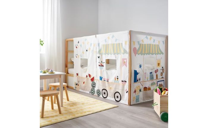 Dormitorio infantil con la cama KURA de Ikea con una cortina para la cama KURA