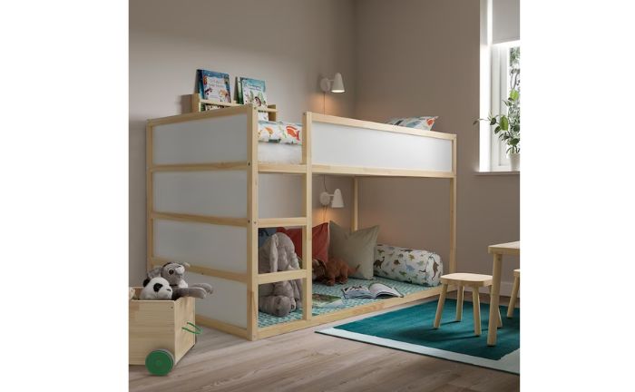 Dormitorio infantil con la cama KURA de Ikea