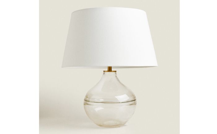 Esta lámpara de Zara Home tiene base de cristal tintado con acabado ahumado y pantalla en color natural