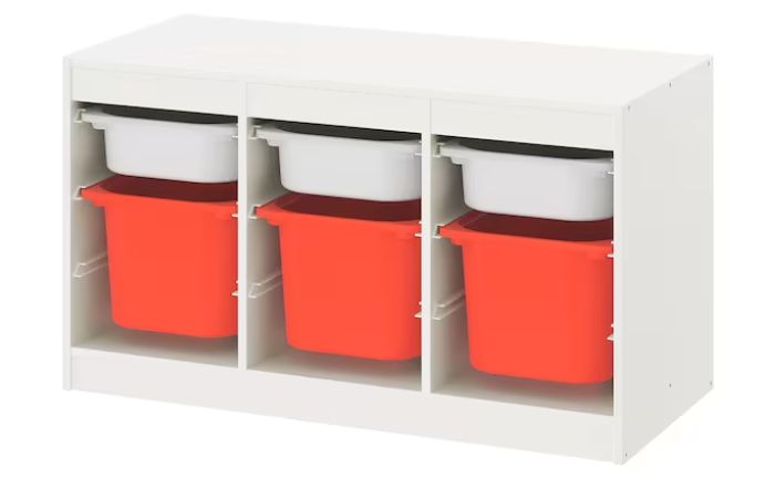 Estructura de almacenaje TROFAST de Ikea con cajas blancas y naranjas
