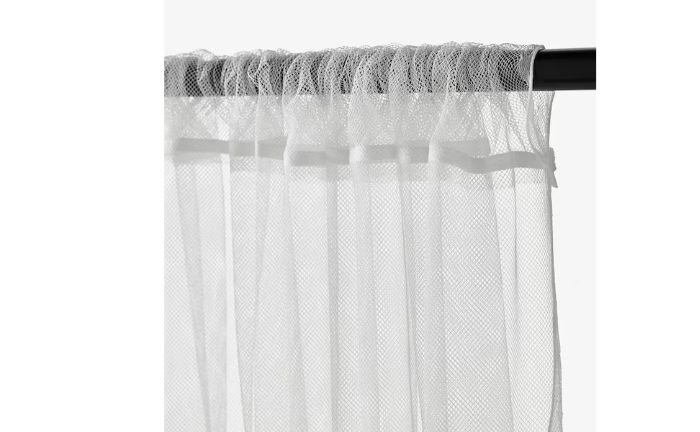 Vista al detalle de las cortinas antimosquitos LILL de Ikea