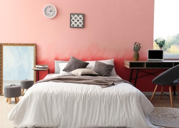 dormitorio con pared en rosa