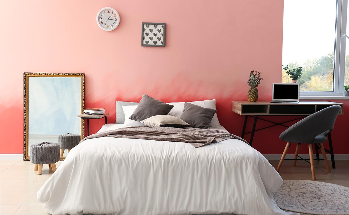 dormitorio con pared en rosa