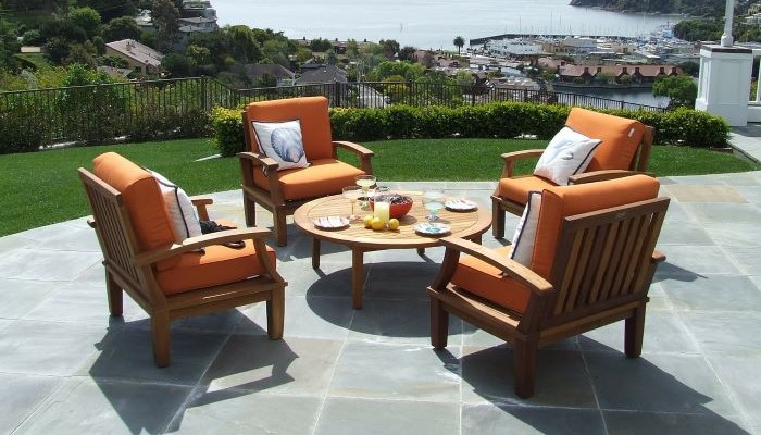 mesa y sillas de terraza de madera