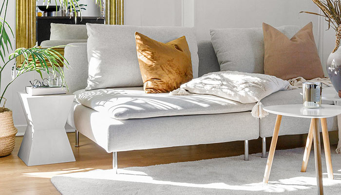 sofa blanco con patas