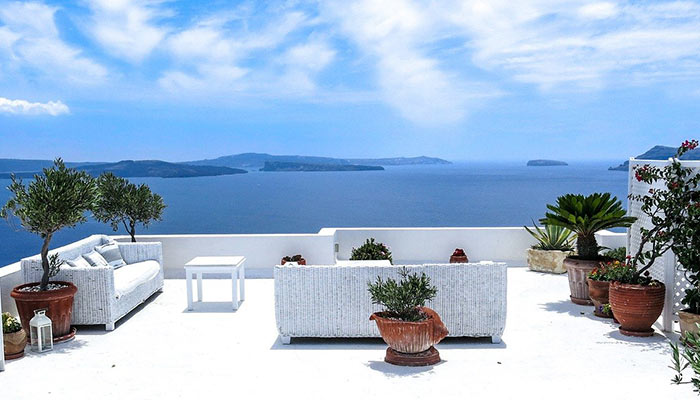 terraza mediterránea en blanco y ocre
