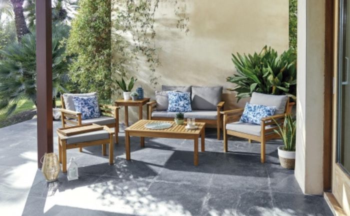 El conjunto de muebles de jardín Bali está elaborado con madera de acacia que le aporta elegancia y sofisticación a su diseño