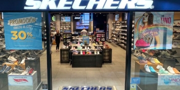 Las Skechers Relaxed Fit Arch Fit D'Lux - Greeley son una de las mejores zapatillas para volver al trabajo después de vacaciones