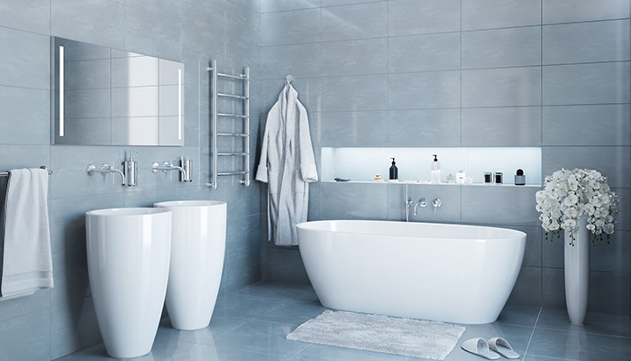 Baño gris con azulejos de gran formato