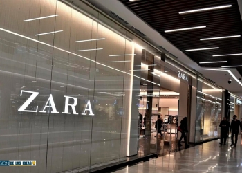 Bolso shopper metalizado en plata de Zara