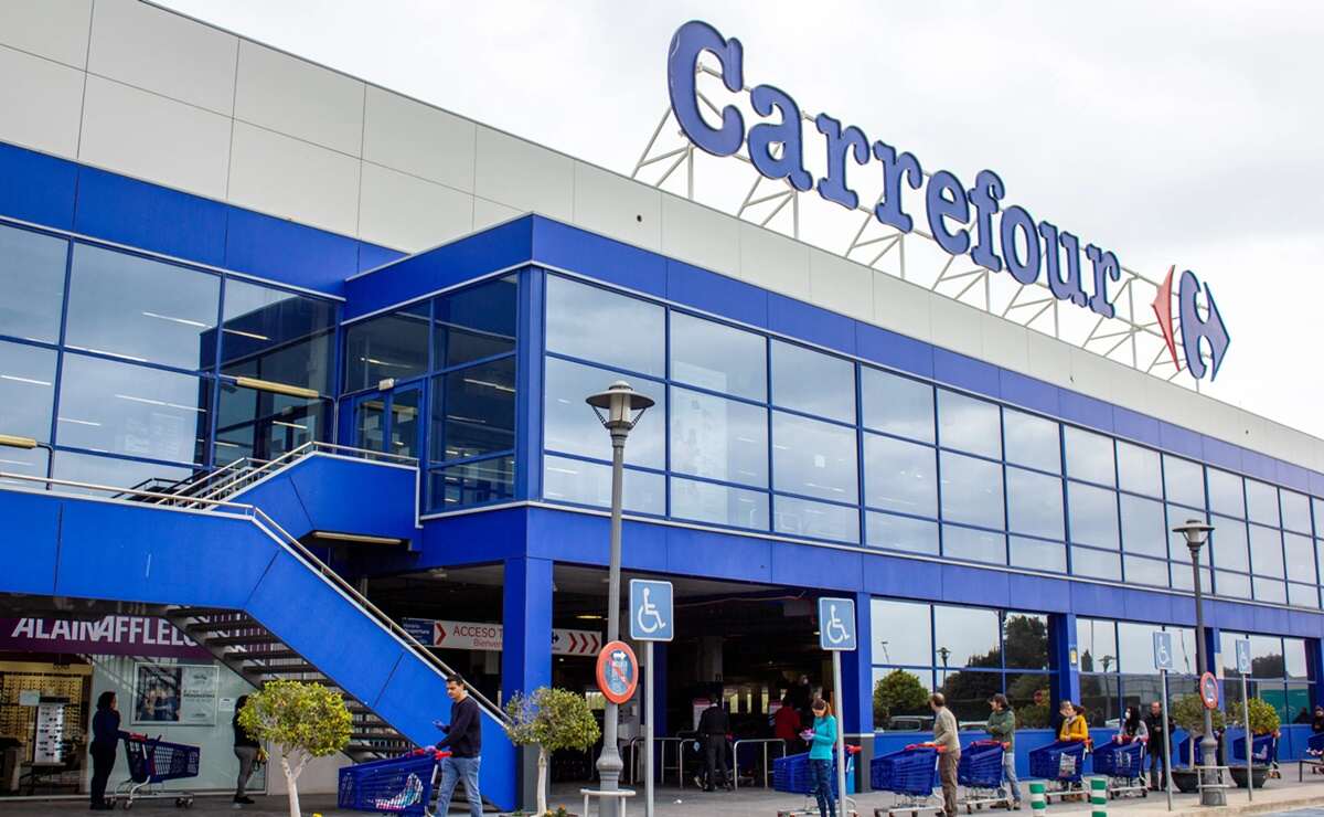 Carrefour carpa jardín moderna