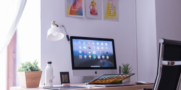 escritorio con decoración para videollamadas