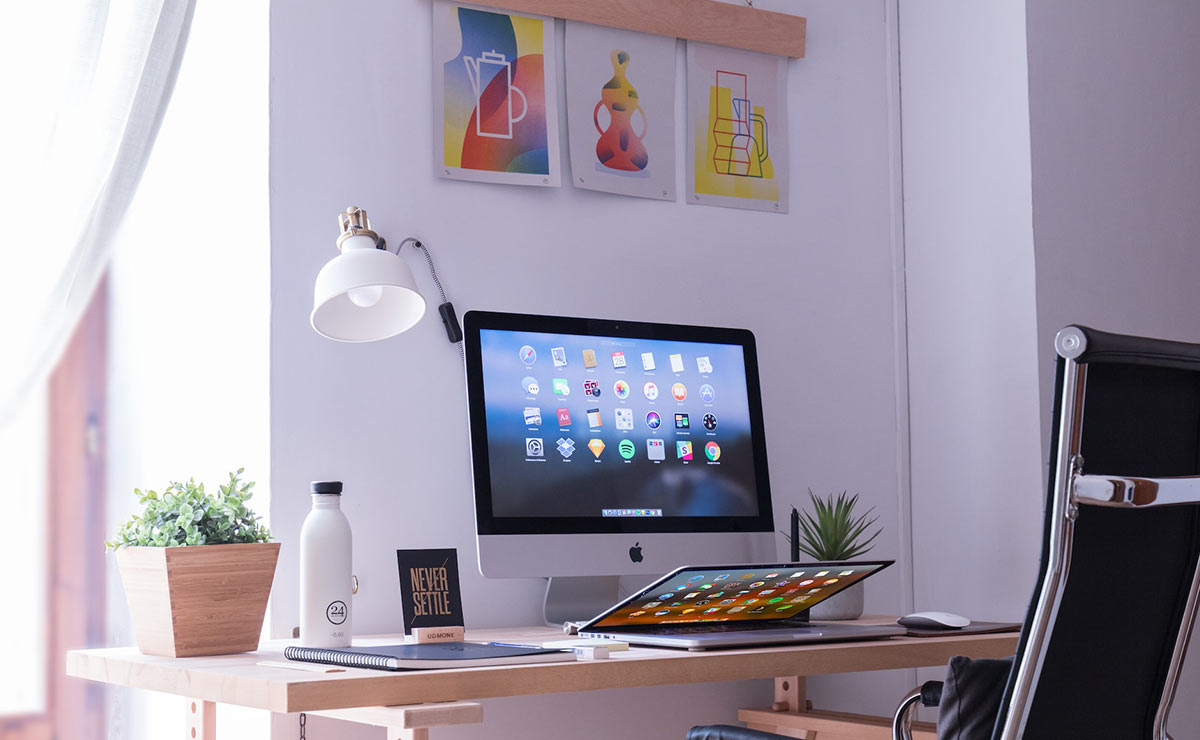escritorio con decoración para videollamadas
