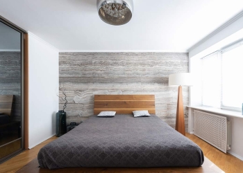 Dormitorio decorado con cabecero de madera minimalista