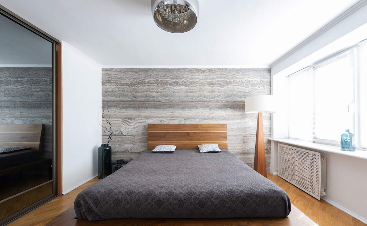 Dormitorio decorado con cabecero de madera minimalista