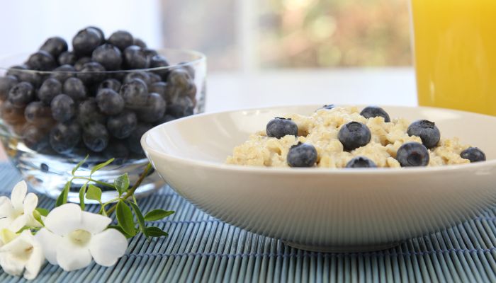 La avena y los arándanos son las piezas clave de este desayuno para mejorar tu bienestar y estado de ánimo