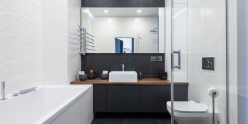 Baño con azulejos en blanco y negro