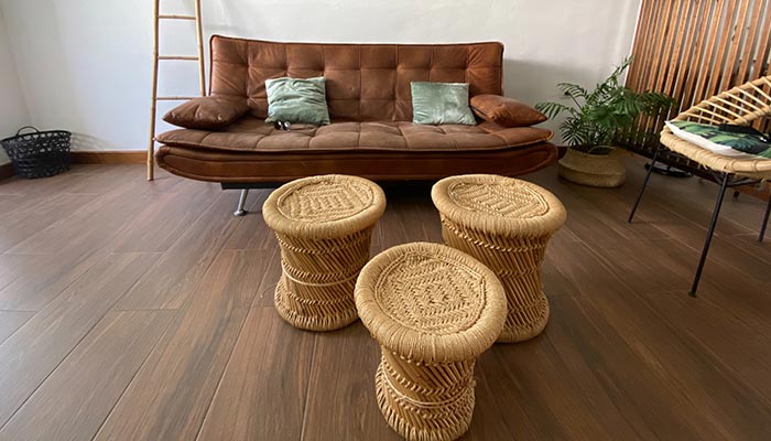 salón con mesas de bambú