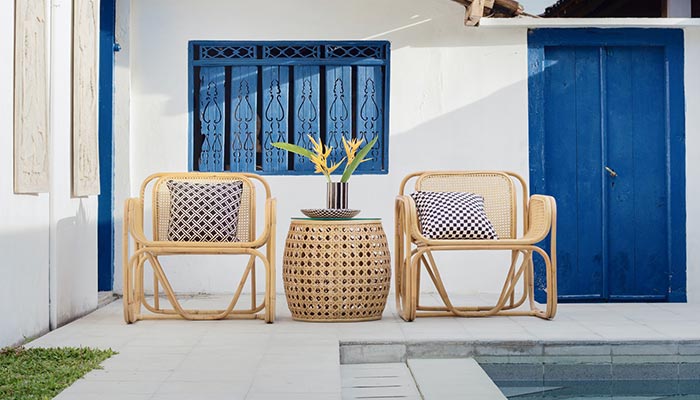 terraza con sillones de bambú