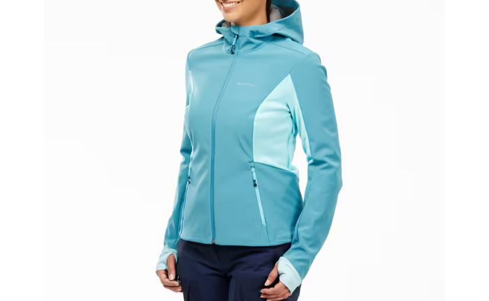 La chaqueta softshell Forclaz Trek 500 cuenta con un diseño tricapa que te protege del viento, del agua y del frío