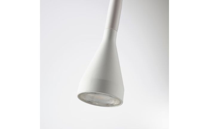 Detalle de la lámpara flexo NÄVLINGE blanca de Ikea