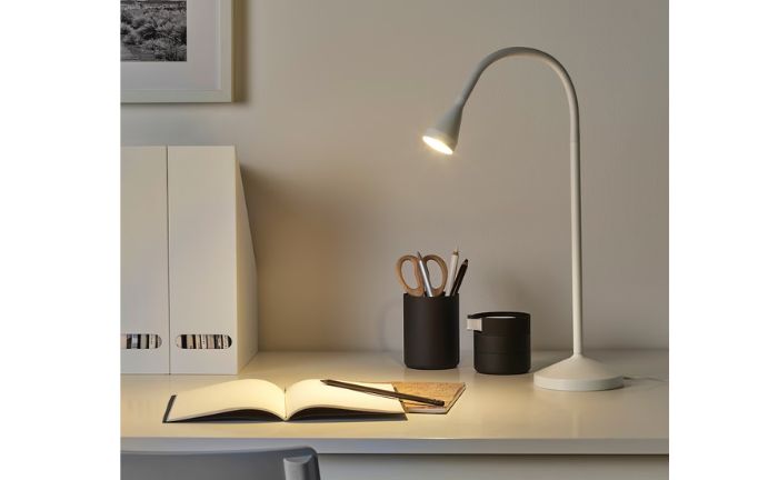 Lámpara NÄVLINGE blanca de Ikea encendida