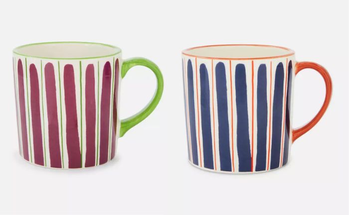 Los dos modelos de taza para desayuno en cerámica y diseño de rayas de Primark Home