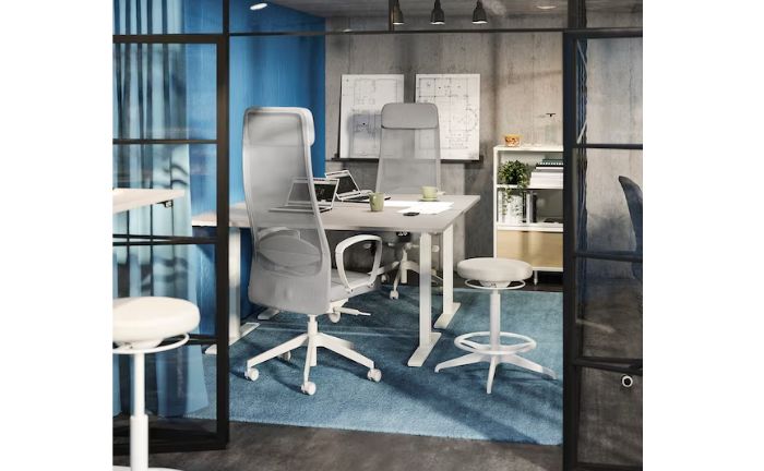 Sillas MARKUS de Ikea en color gris claro en una oficina