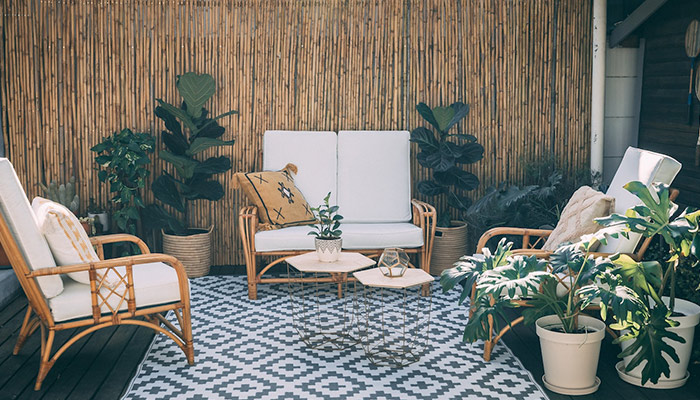 Terraza con alfombra en motivos geométricos