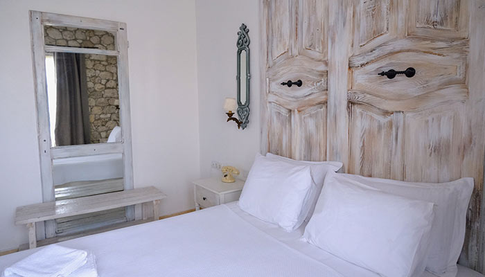 Dormitorio con cabecero de madera blanco