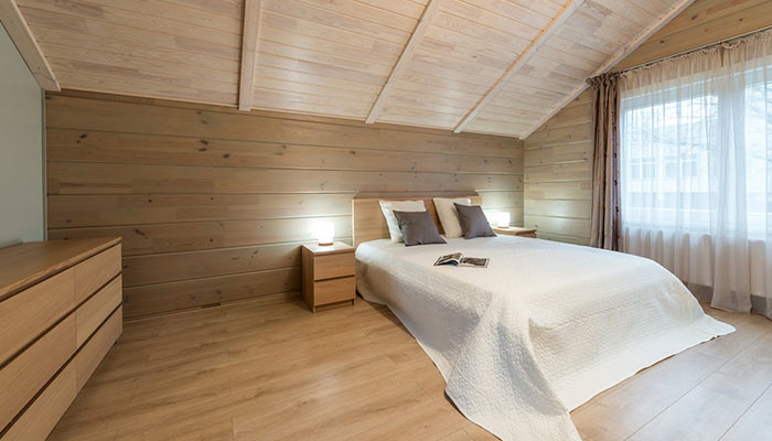 Dormitorio abuhardillado forrado de madera