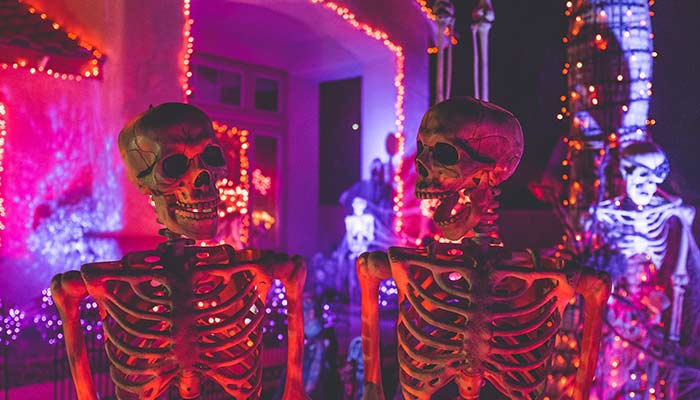 Decoración de exterior de Halloween con luces y esqueletos