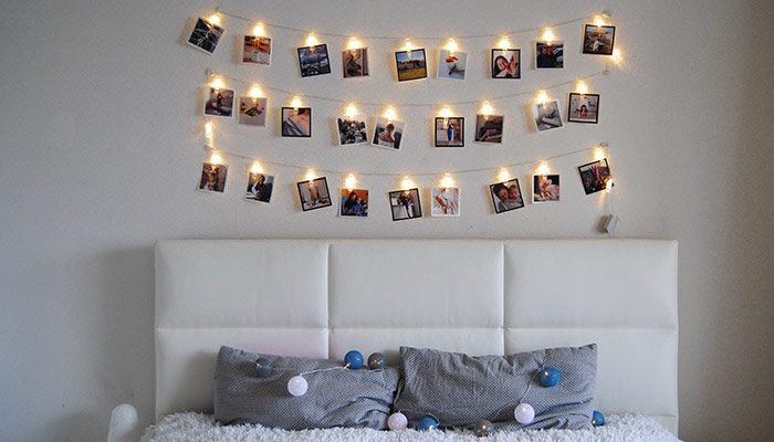 Dormitorio decorado con guirnaldas de fotos