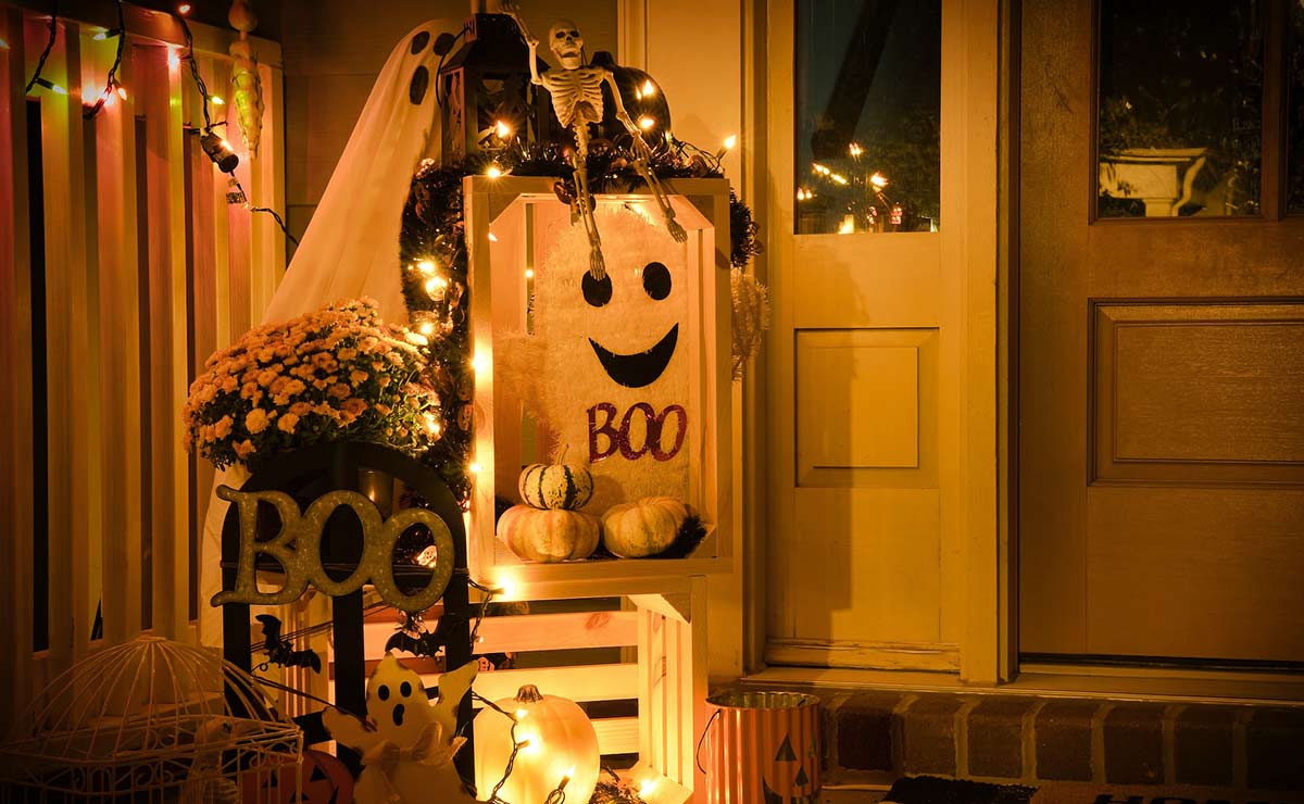 Iluminación de Halloween en la entrada de casa