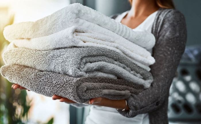 lavar toallas bano