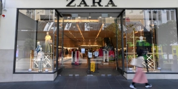 Vestido pichi halter con estructura de Zara